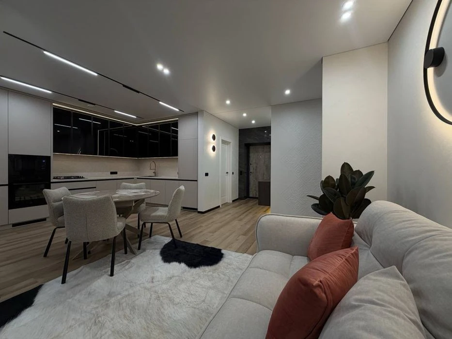 I am selling a 2-room apartment with a functional 3k in the Parkovye Mi residential complex.