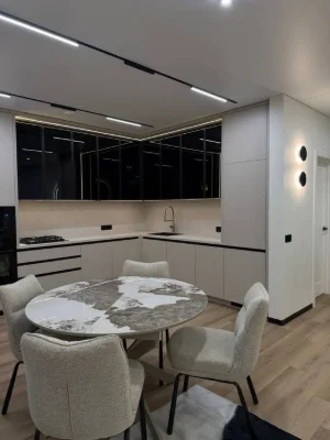 I am selling a 2-room apartment with a functional 3k in the Parkovye Mi residential complex.
