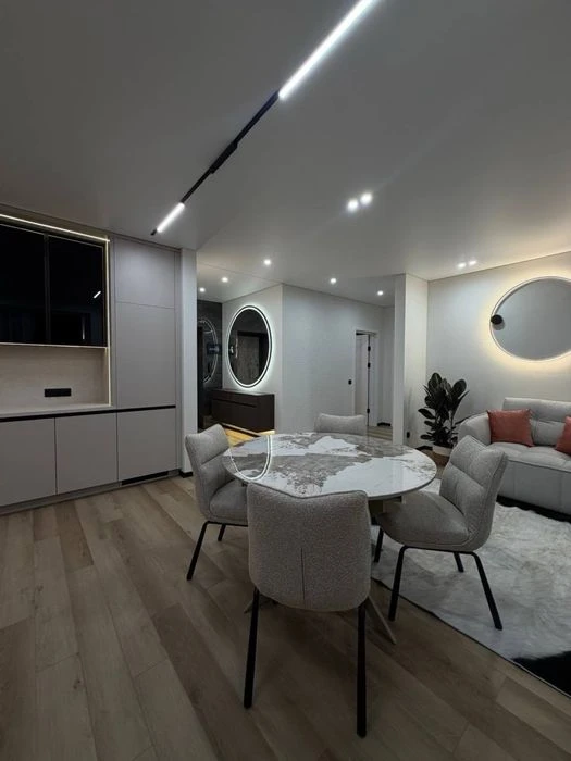 I am selling a 2-room apartment with a functional 3k in the Parkovye Mi residential complex.