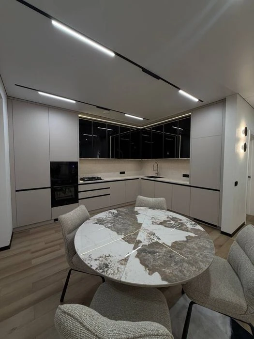 I am selling a 2-room apartment with a functional 3k in the Parkovye Mi residential complex.