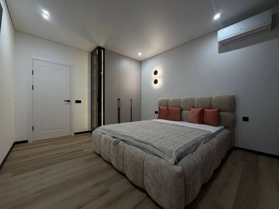 I am selling a 2-room apartment with a functional 3k in the Parkovye Mi residential complex.