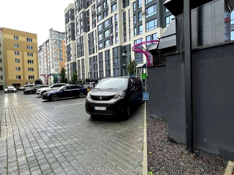 Apartment. Ivano-Frankivsk, Yevhena Konovaltsa St.