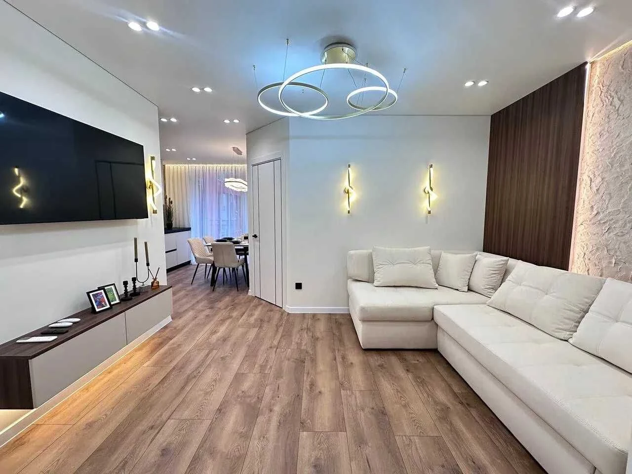 Modern apartment with a balcony near the city lake