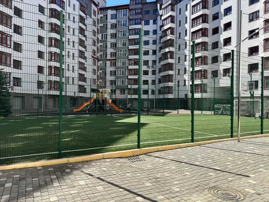Велика трикімнатна квартира в River Park