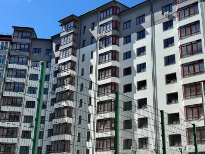 Велика трикімнатна квартира в River Park