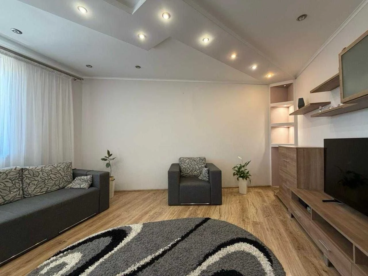 3 комнатная в центре напротив 11 школы. Новостройка – 82 м². Ле