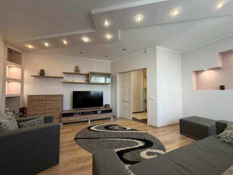 3 комнатная в центре напротив 11 школы. Новостройка – 82 м². Ле