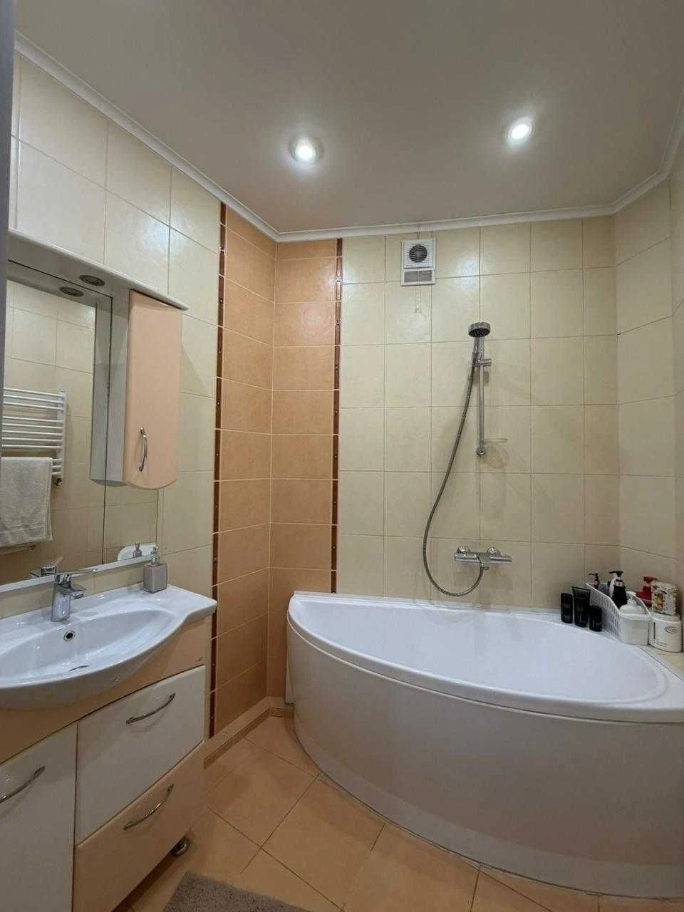 3 комнатная в центре напротив 11 школы. Новостройка – 82 м². Ле