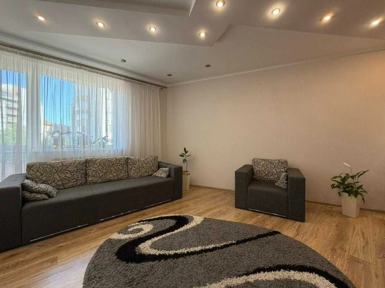 3 комнатная в центре напротив 11 школы. Новостройка – 82 м². Ле