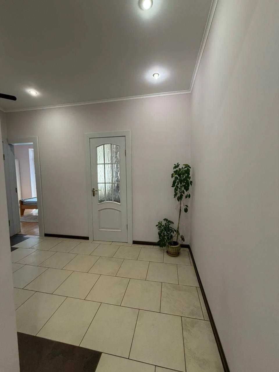 3 комнатная в центре напротив 11 школы. Новостройка – 82 м². Ле