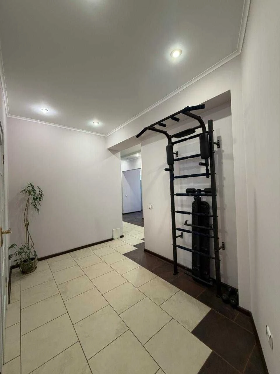 3 комнатная в центре напротив 11 школы. Новостройка – 82 м². Ле