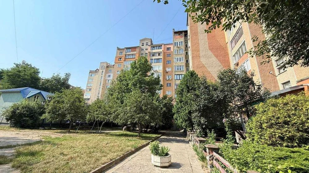3-room apartment with panoramic views of the lake and mountains in this