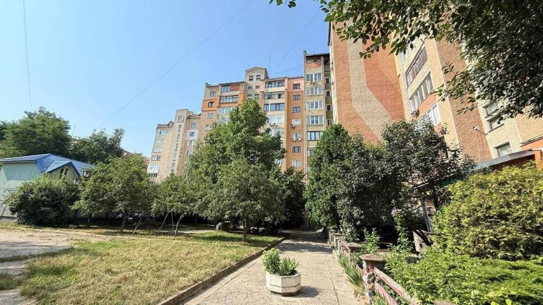3-room apartment with panoramic views of the lake and mountains in this