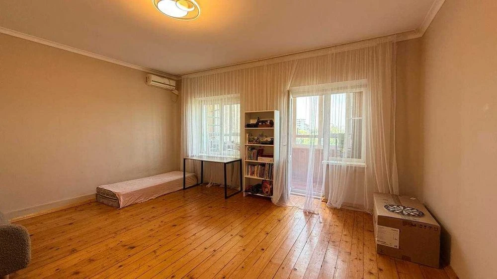 3-room apartment with panoramic views of the lake and mountains in this