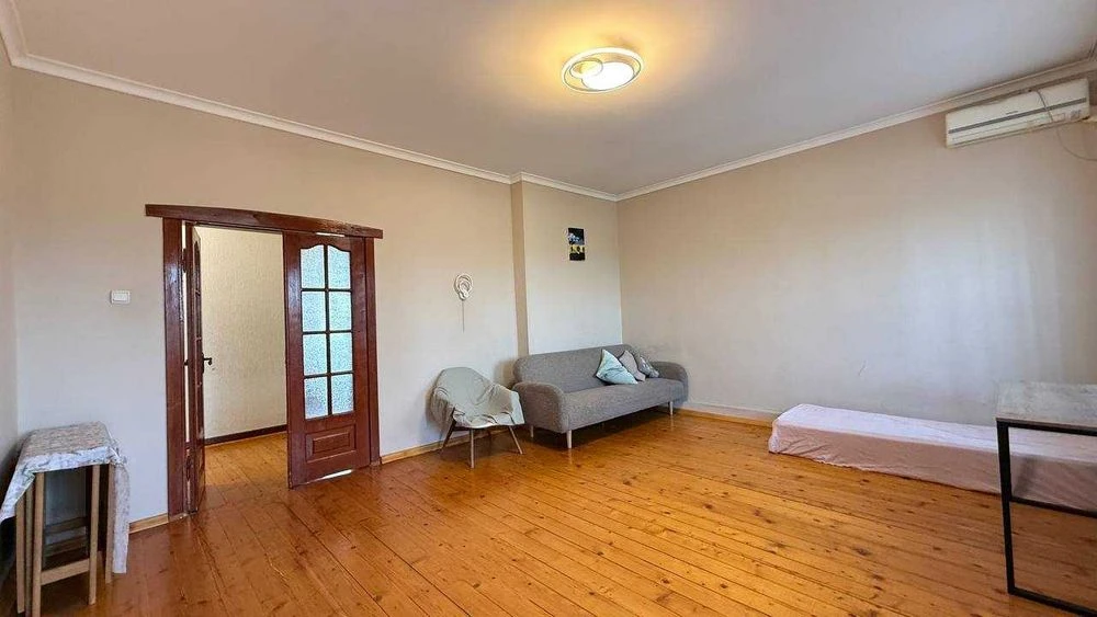3-room apartment with panoramic views of the lake and mountains in this