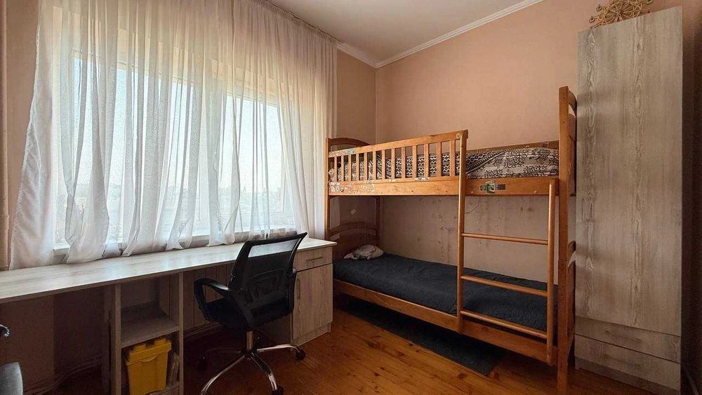 3-room apartment with panoramic views of the lake and mountains in this