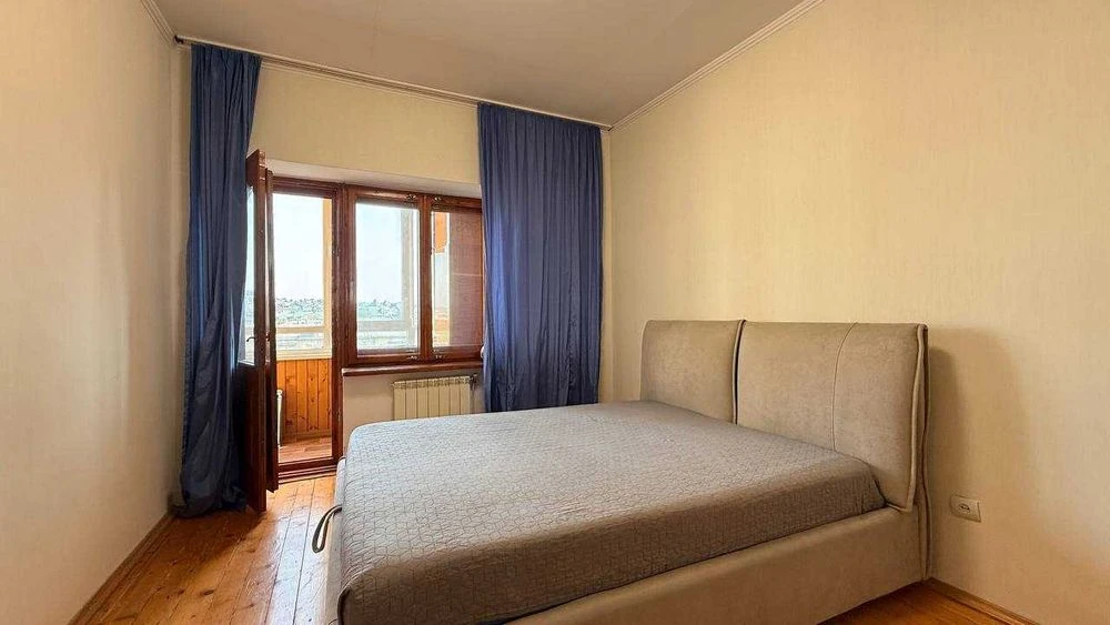 3-room apartment with panoramic views of the lake and mountains in this