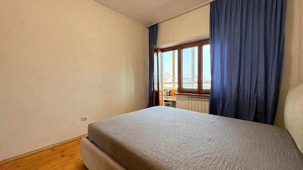 3-room apartment with panoramic views of the lake and mountains in this