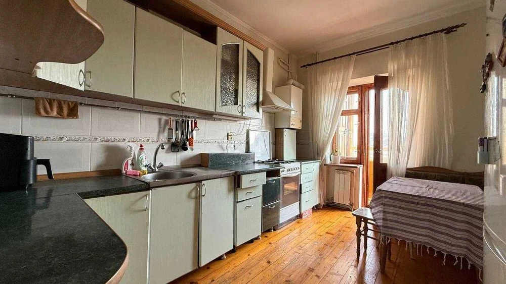 3-room apartment with panoramic views of the lake and mountains in this