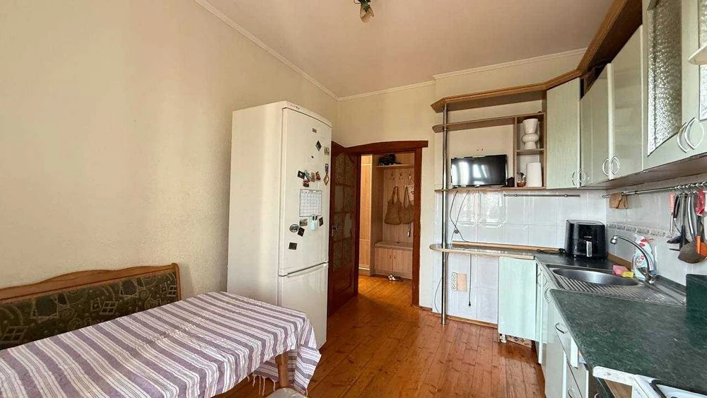3-room apartment with panoramic views of the lake and mountains in this