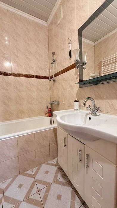 3-room apartment with panoramic views of the lake and mountains in this