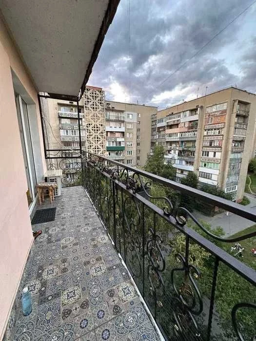 Продаж великої 3 кімнатної вул. Галицька