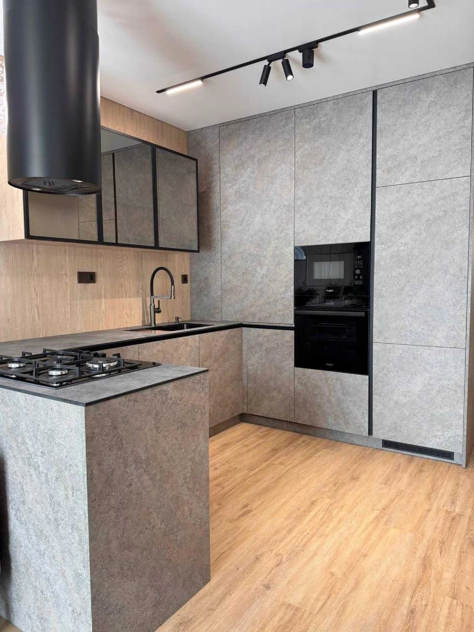 Sale of an exclusive 3-room apartment with designer renovation