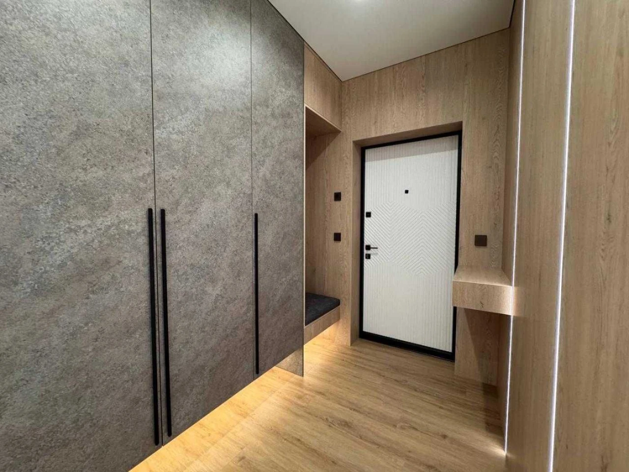 Sale of an exclusive 3-room apartment with designer renovation