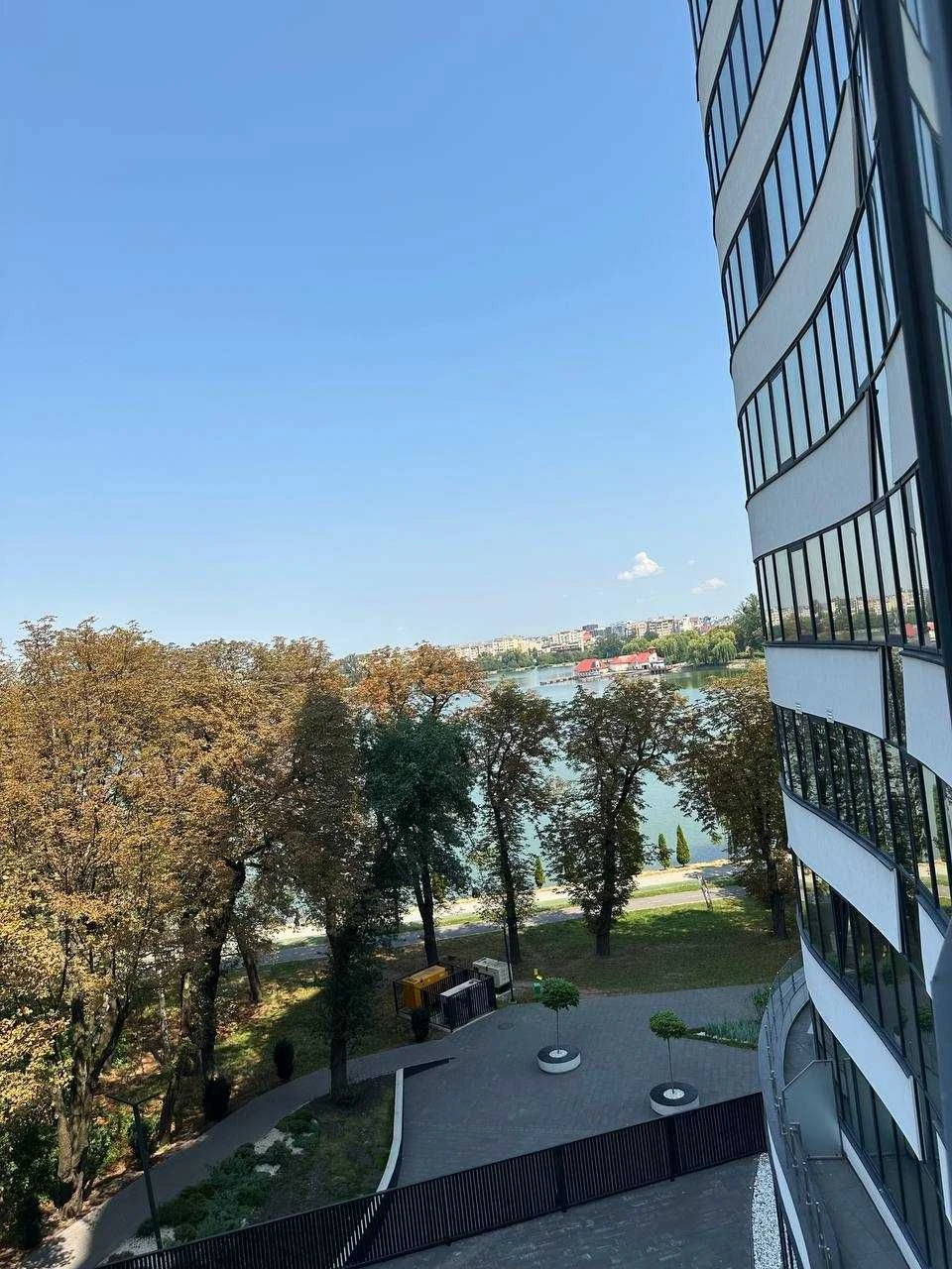 3 кімнатна з краєвидом на озеро ЖК Парус
