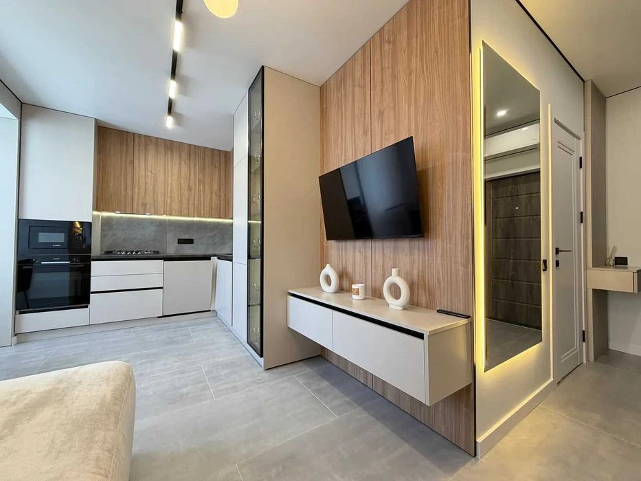 One-room apartment with a studio kitchen with expensive renovation!