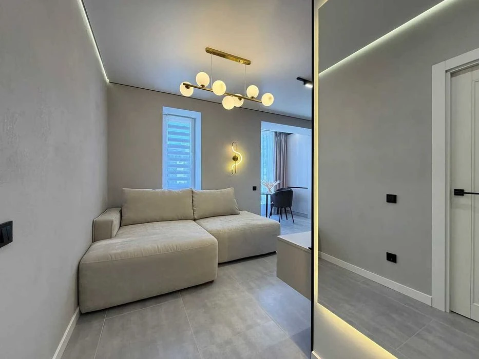 One-room apartment with a studio kitchen with expensive renovation!