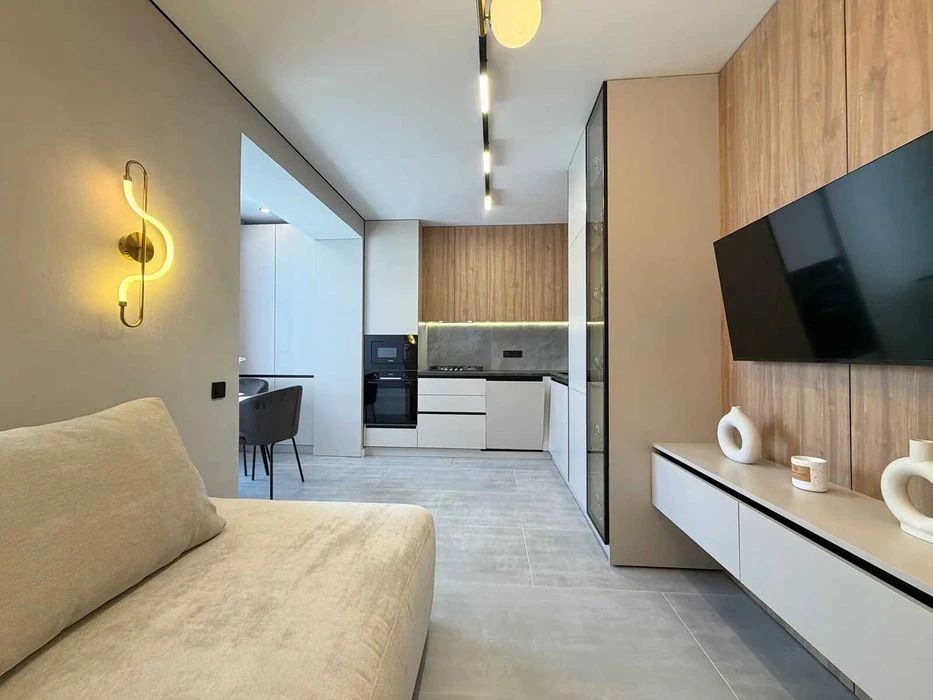 One-room apartment with a studio kitchen with expensive renovation!
