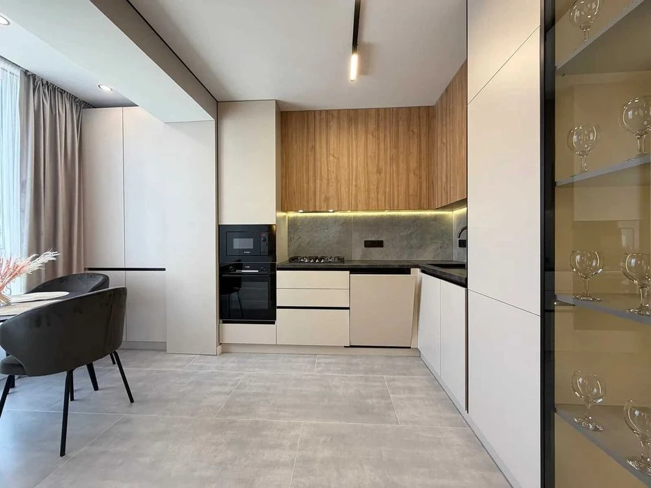 One-room apartment with a studio kitchen with expensive renovation!