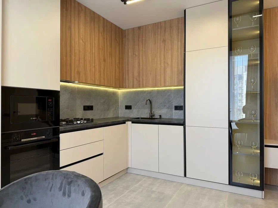 One-room apartment with a studio kitchen with expensive renovation!