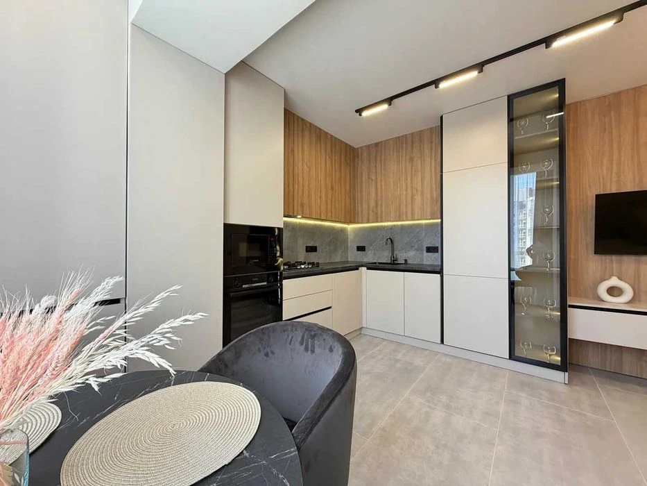 One-room apartment with a studio kitchen with expensive renovation!