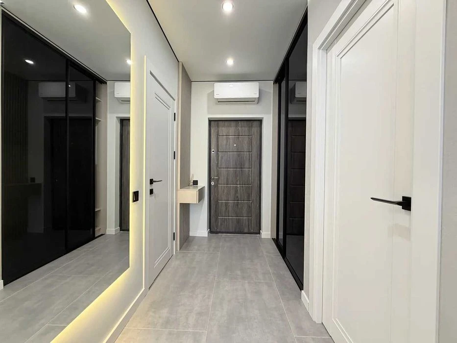 One-room apartment with a studio kitchen with expensive renovation!