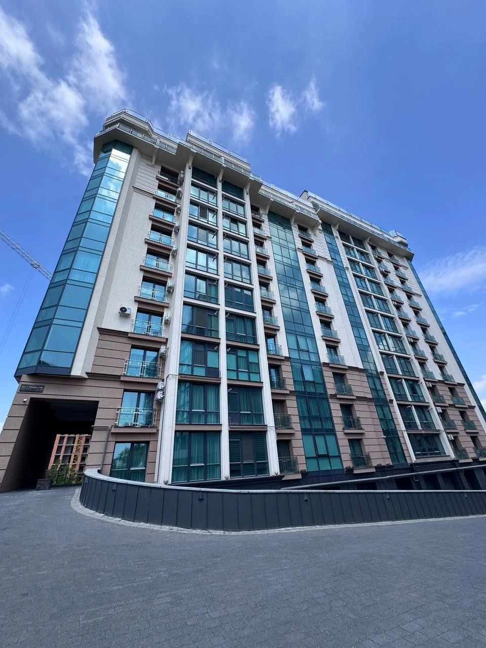 Продається 2 к квартира в центрі біля озера
