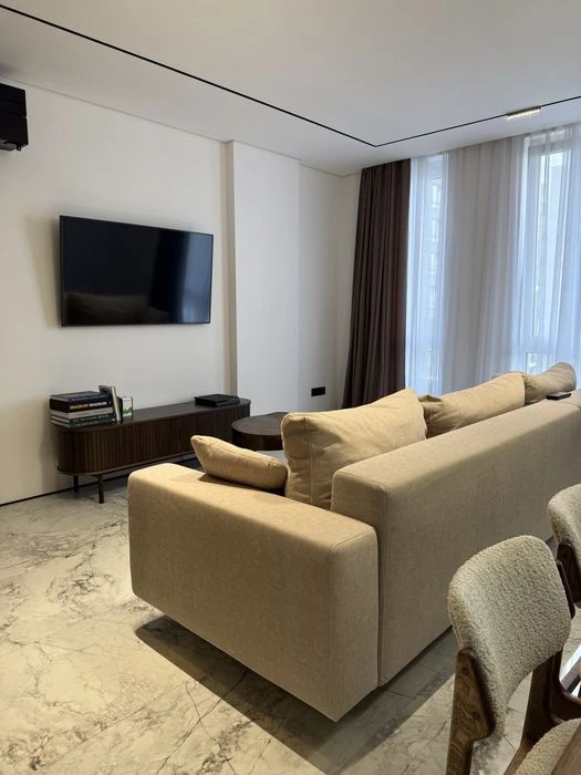 Стильна 3-кімнатна квартира з дизайнерським ремонтом площа 9