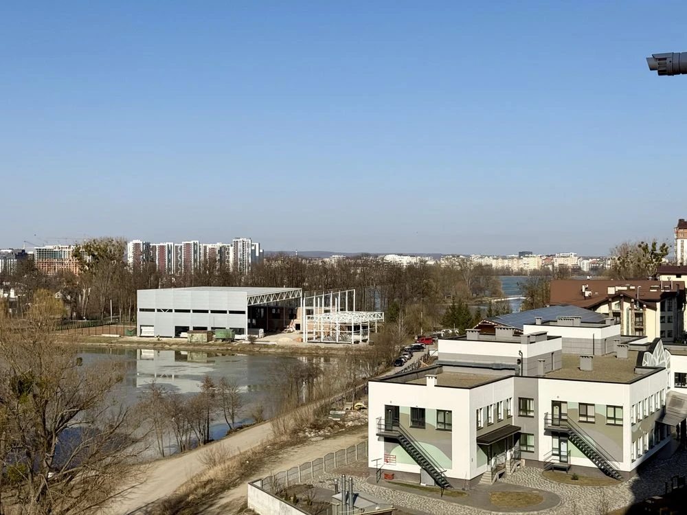 Ексклюзивна квартира з терасою з видом на міське озеро! ЖК В