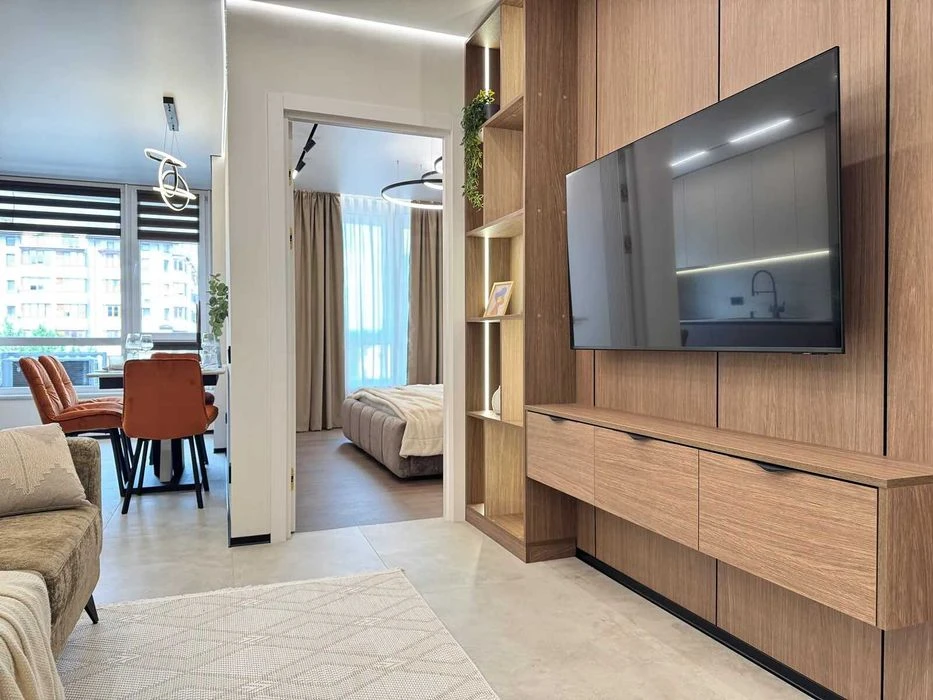 Two-room apartment in the center with luxurious renovation