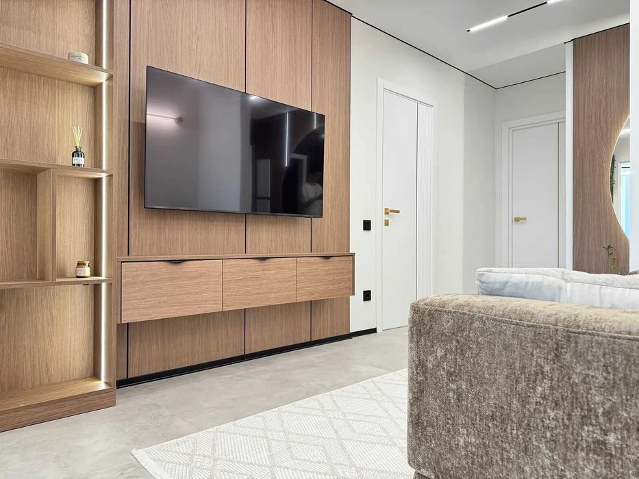 Two-room apartment in the center with luxurious renovation