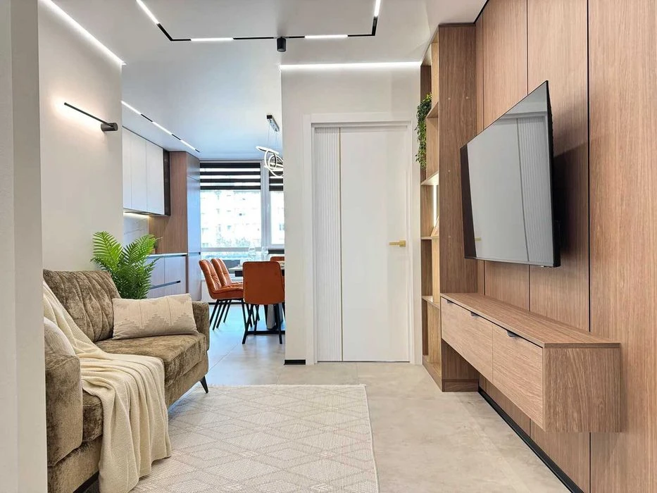 Two-room apartment in the center with luxurious renovation