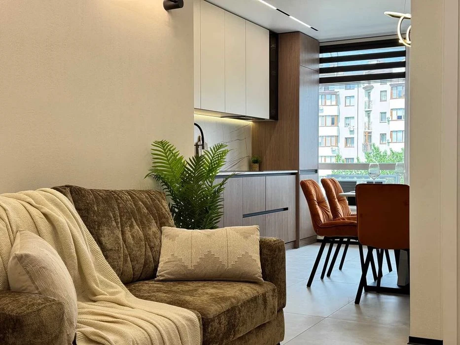 Two-room apartment in the center with luxurious renovation