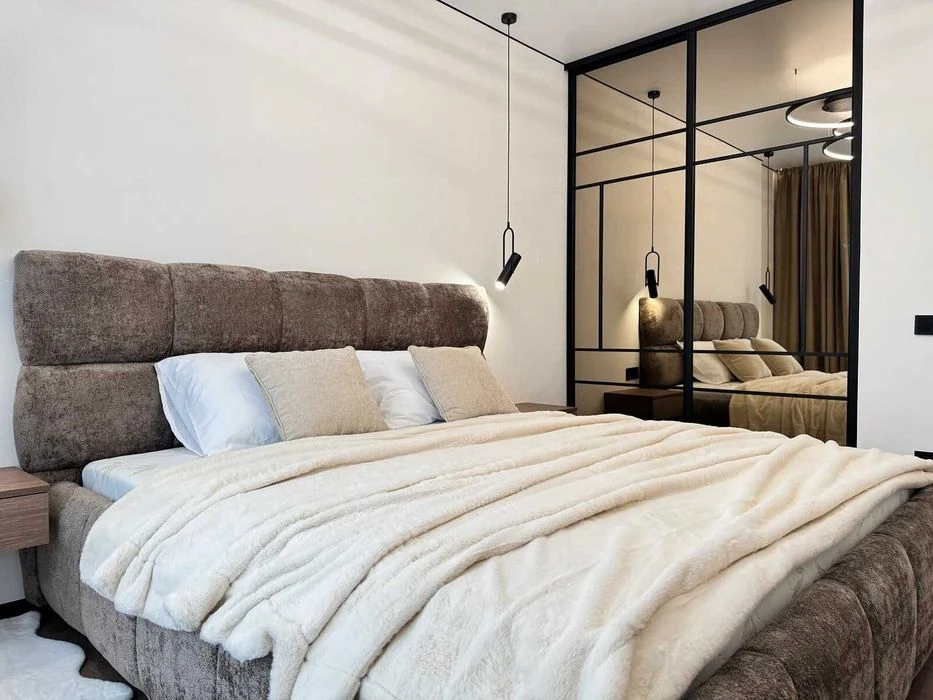Two-room apartment in the center with luxurious renovation