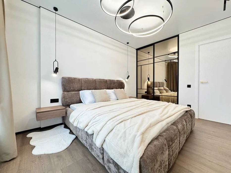 Two-room apartment in the center with luxurious renovation