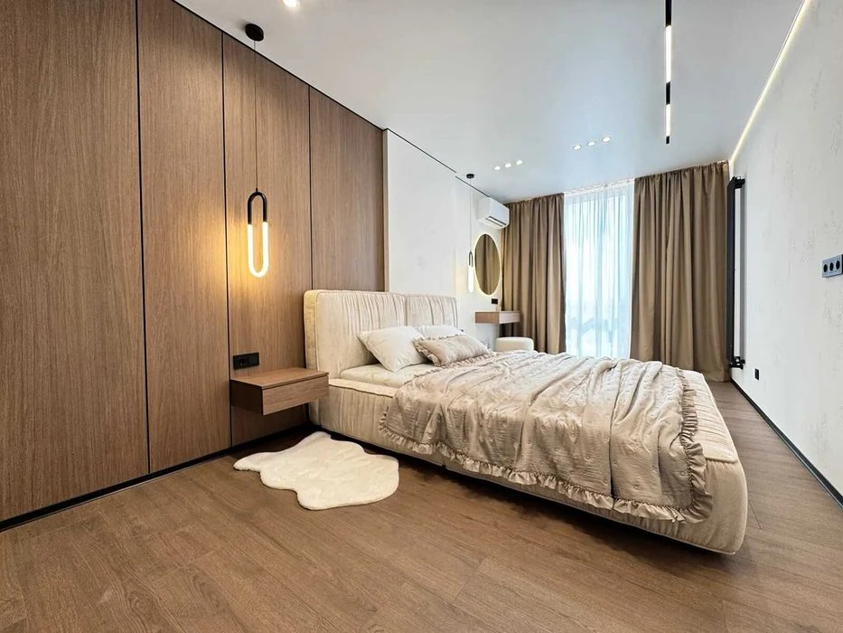 Two-room apartment in the center with luxurious renovation