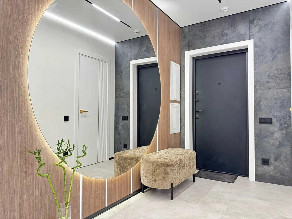 Two-room apartment in the center with luxurious renovation