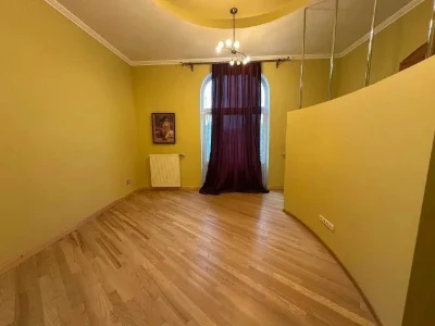 Ексклюзивна 3 кімнатна квартира в центрі