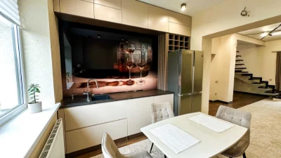 Дворівневий пентхаус з гаражем у клубному будинку поруч з це