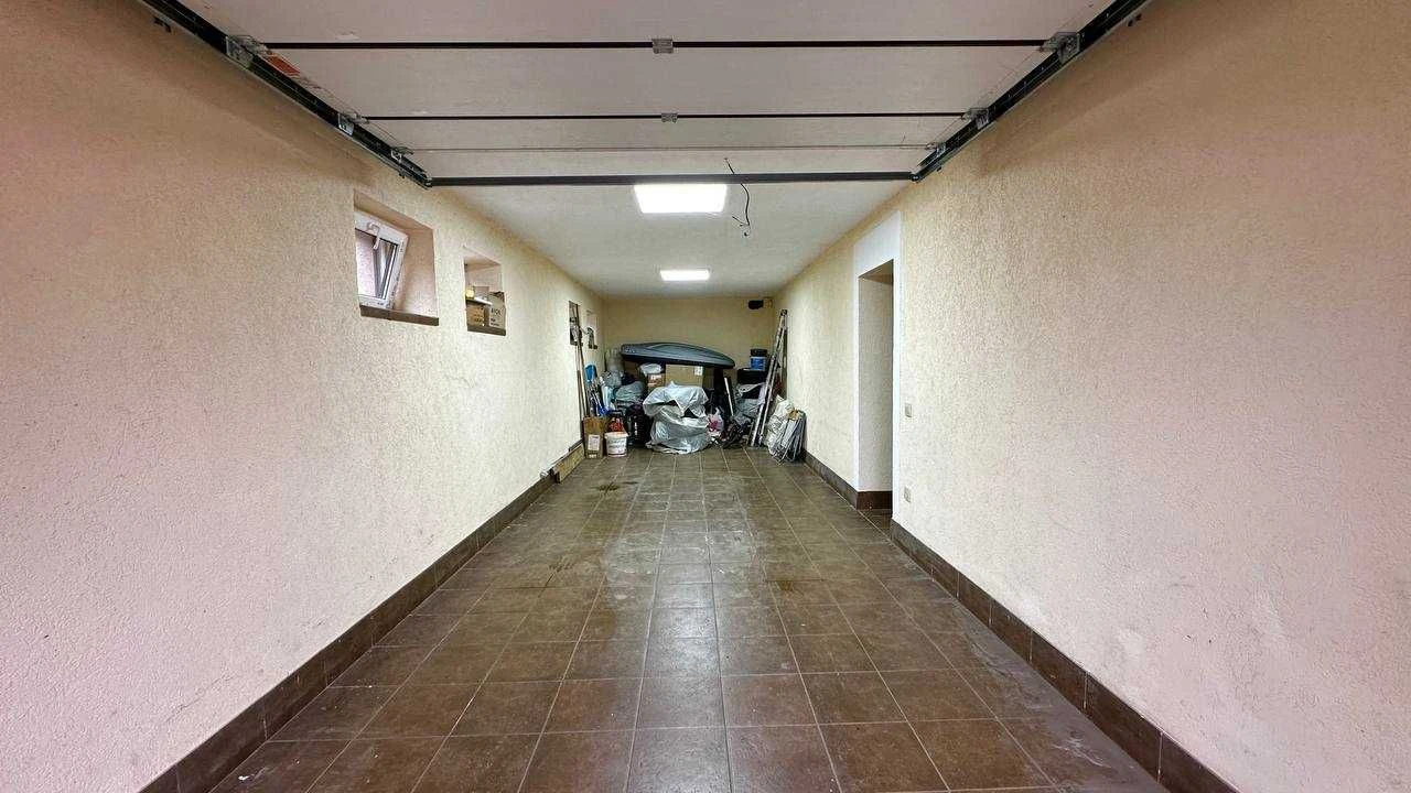 Дворівневий пентхаус з гаражем у клубному будинку поруч з це